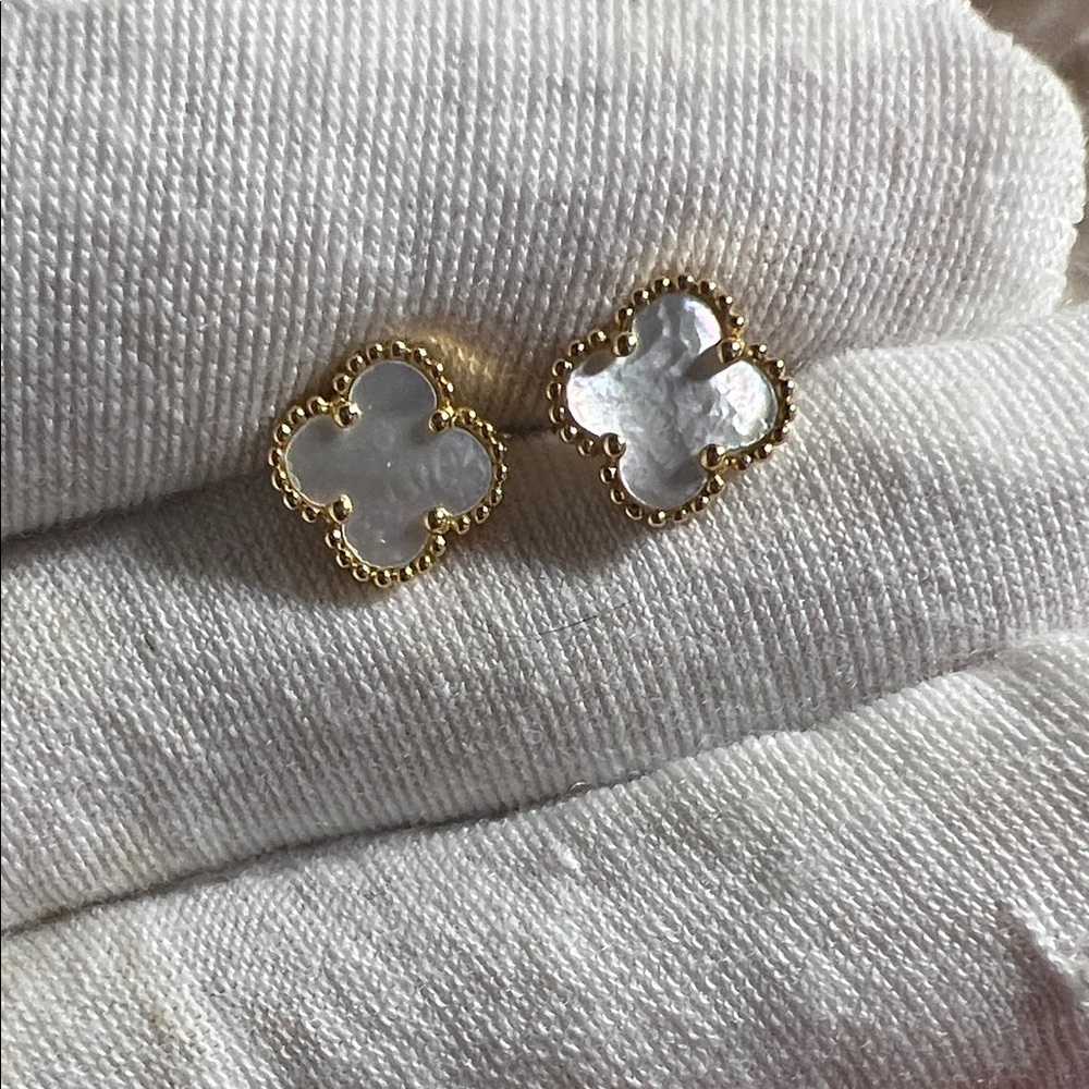 Solid 18 yellow gold mother of pearl earrings